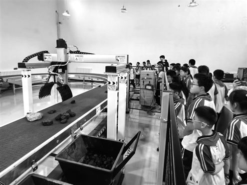 学生们参观柔性自动化分拣线